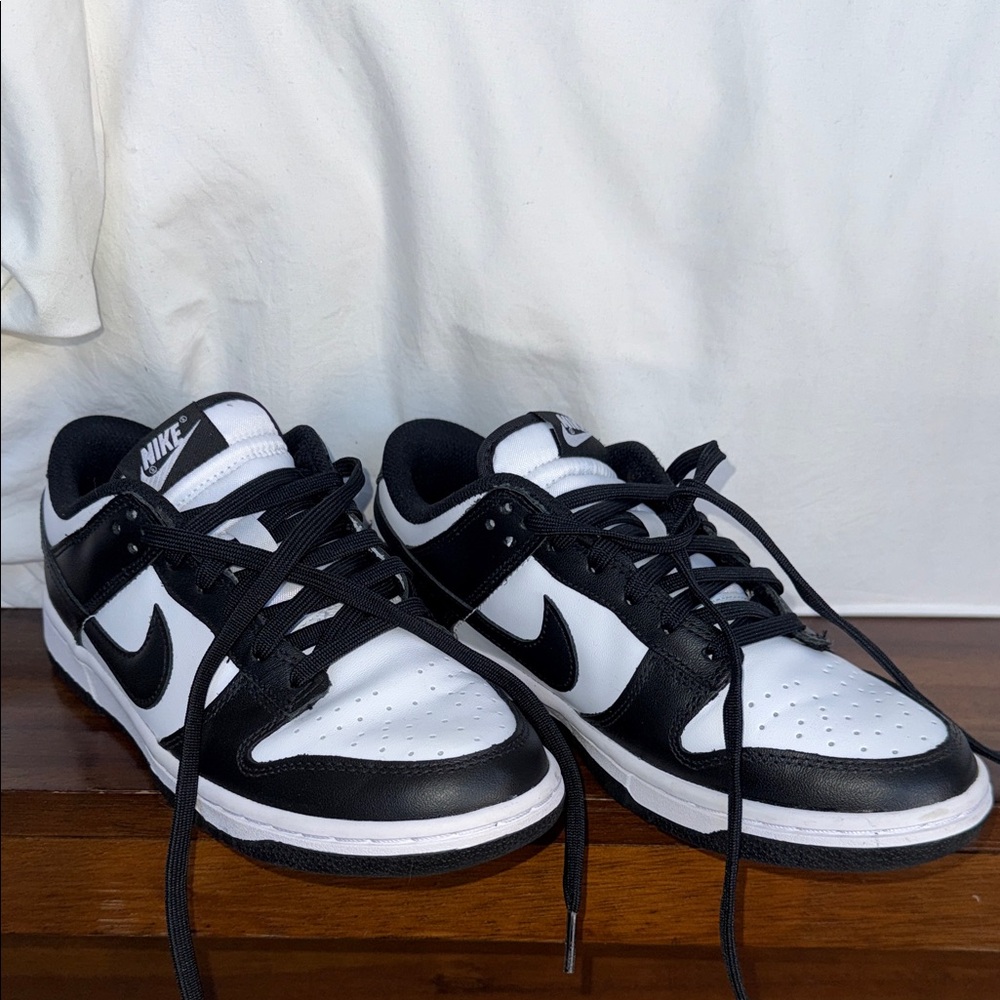 Nike dunk low women’s black and white